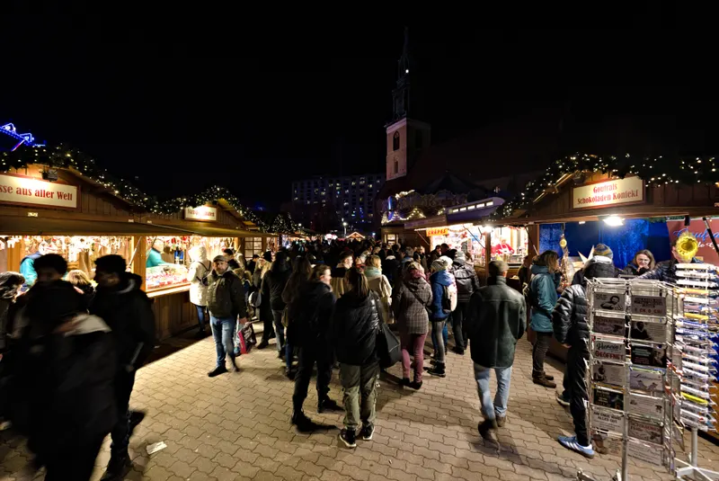 Buden und Riesenrad am Roten Rathaus