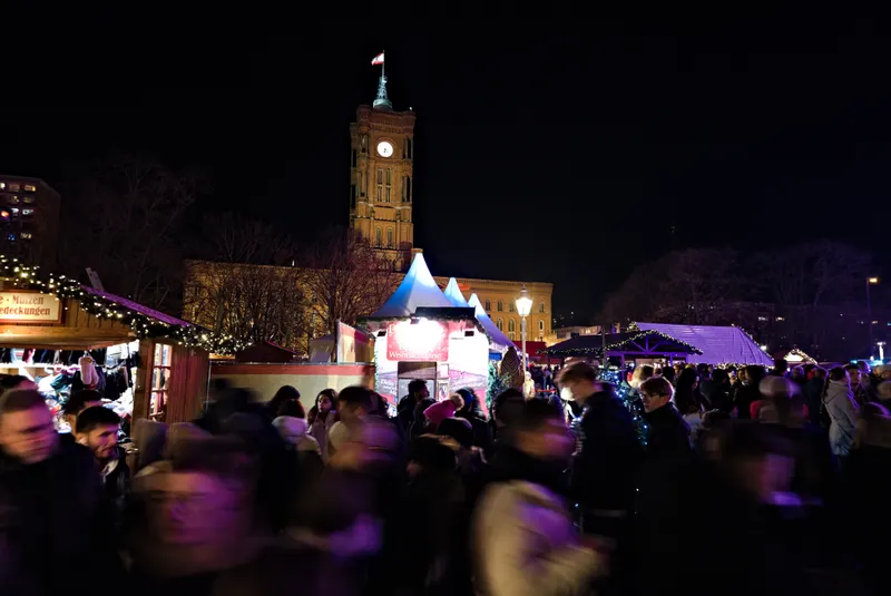 Weihnachtsmarkt vor dem Roten Rathaus am Abend