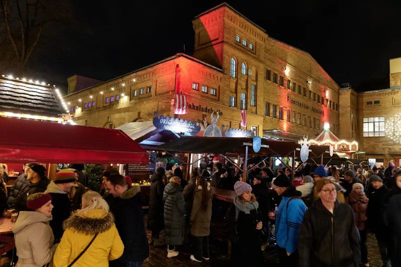 Besucher auf dem Lucia Weihnachtsmarkt in der Berliner Kulturbrauerei