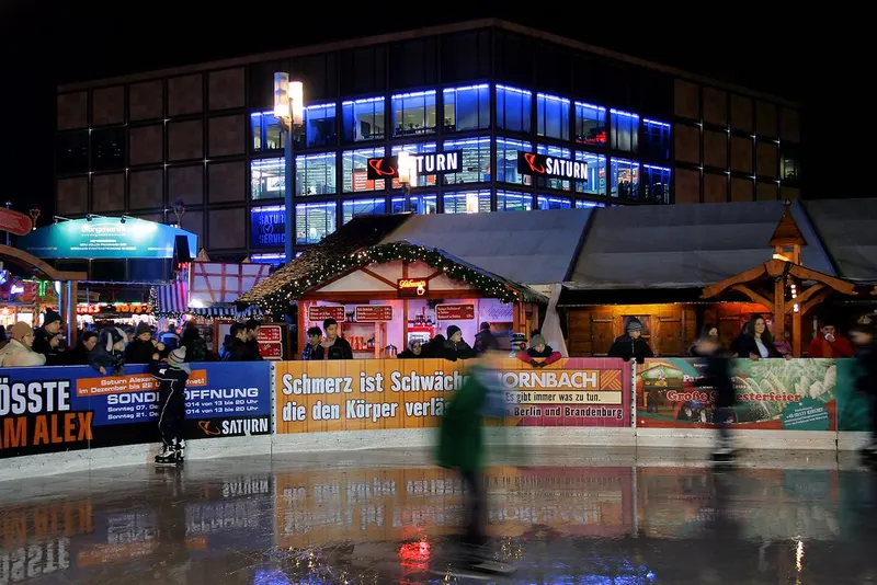 Eisbahn und Buden am Weihnachtsmarkt Alexanderplatz
