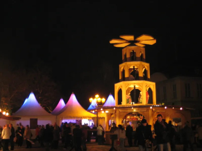 Weihnachtspyramide und bunte Zelte vor Schloss Charlottenburg