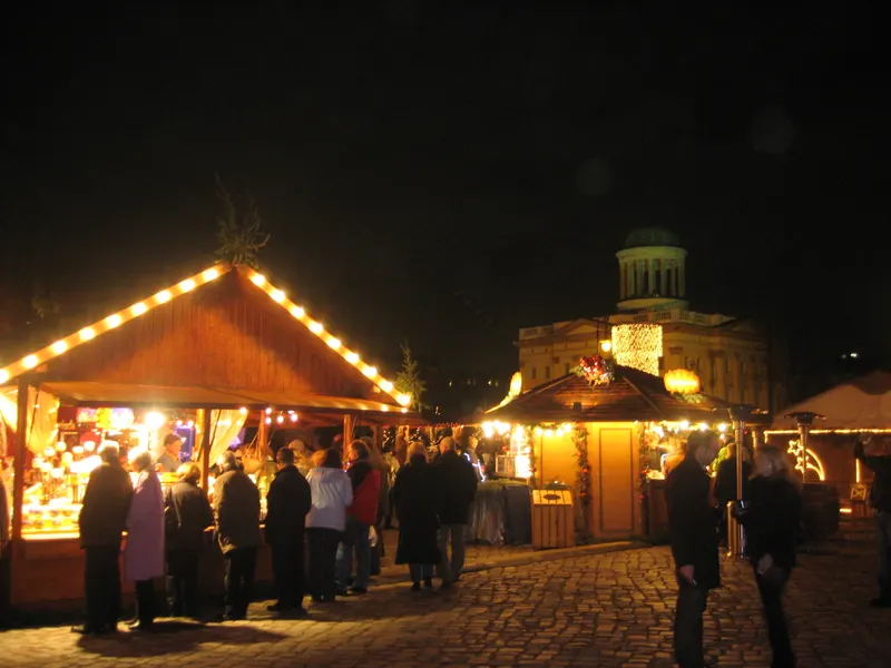 Beleuchtete Marktbuden vor dem Schloss Charlottenburg