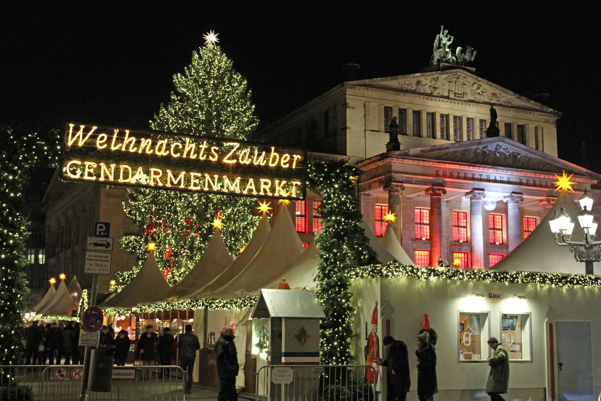 WeihnachtsZauber Gendarmenmarkt in Berlin mit Konzerthaus und beleuchtetem Weihnachtsbaum