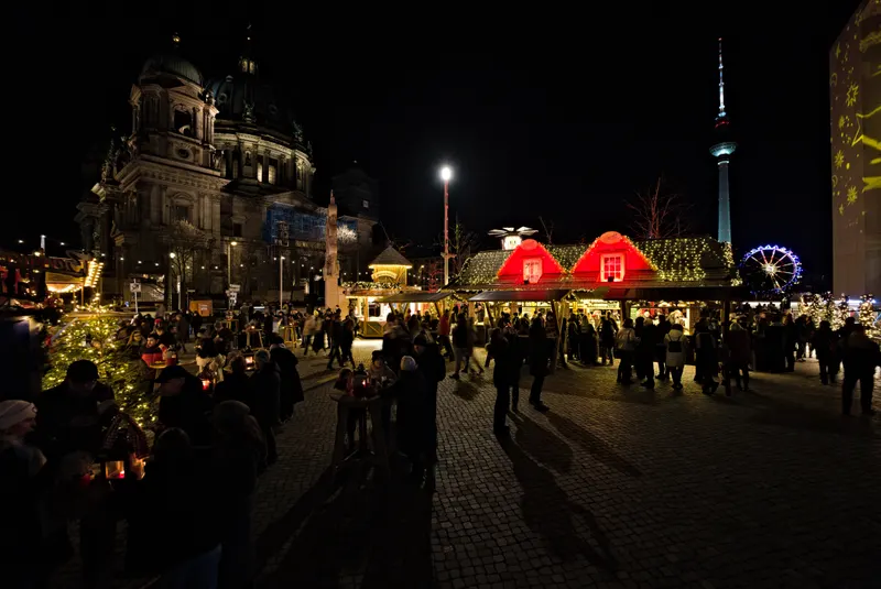 Humboldt Forum mit Weihnachtsmarkt am Abend