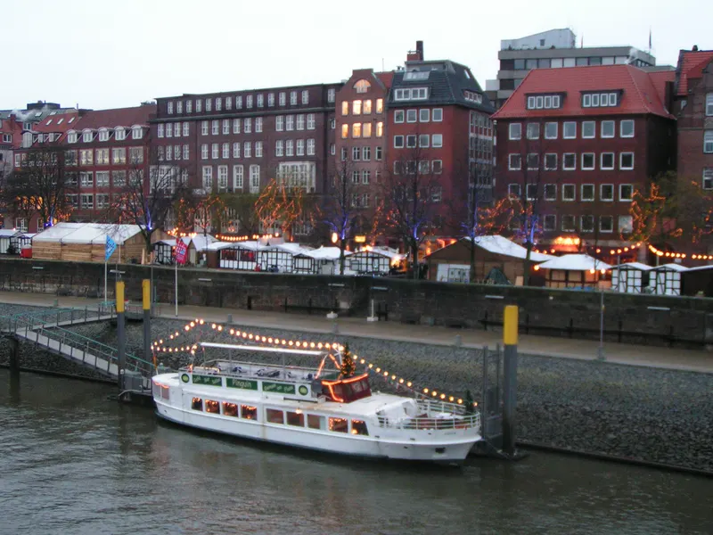 Marktbuden und Ausflugsschiff an der Weser-Promenade Schlachte