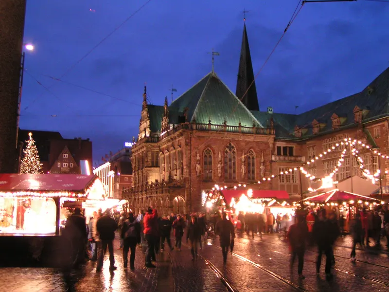Rathaus Bremen und Buden des Weihnachtsmarkts in der Dämmerung