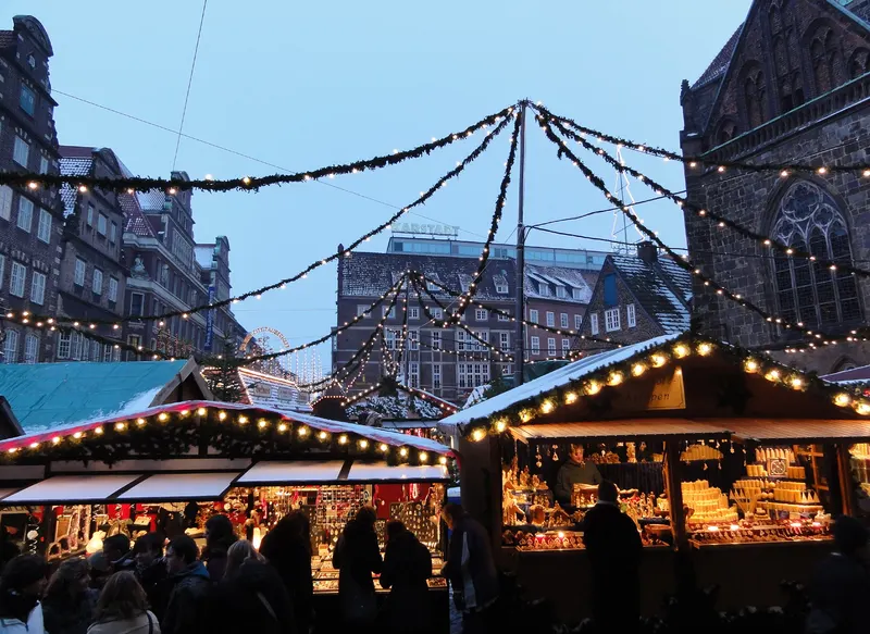 Lichterketten über Buden des Bremer Weihnachtsmarkts