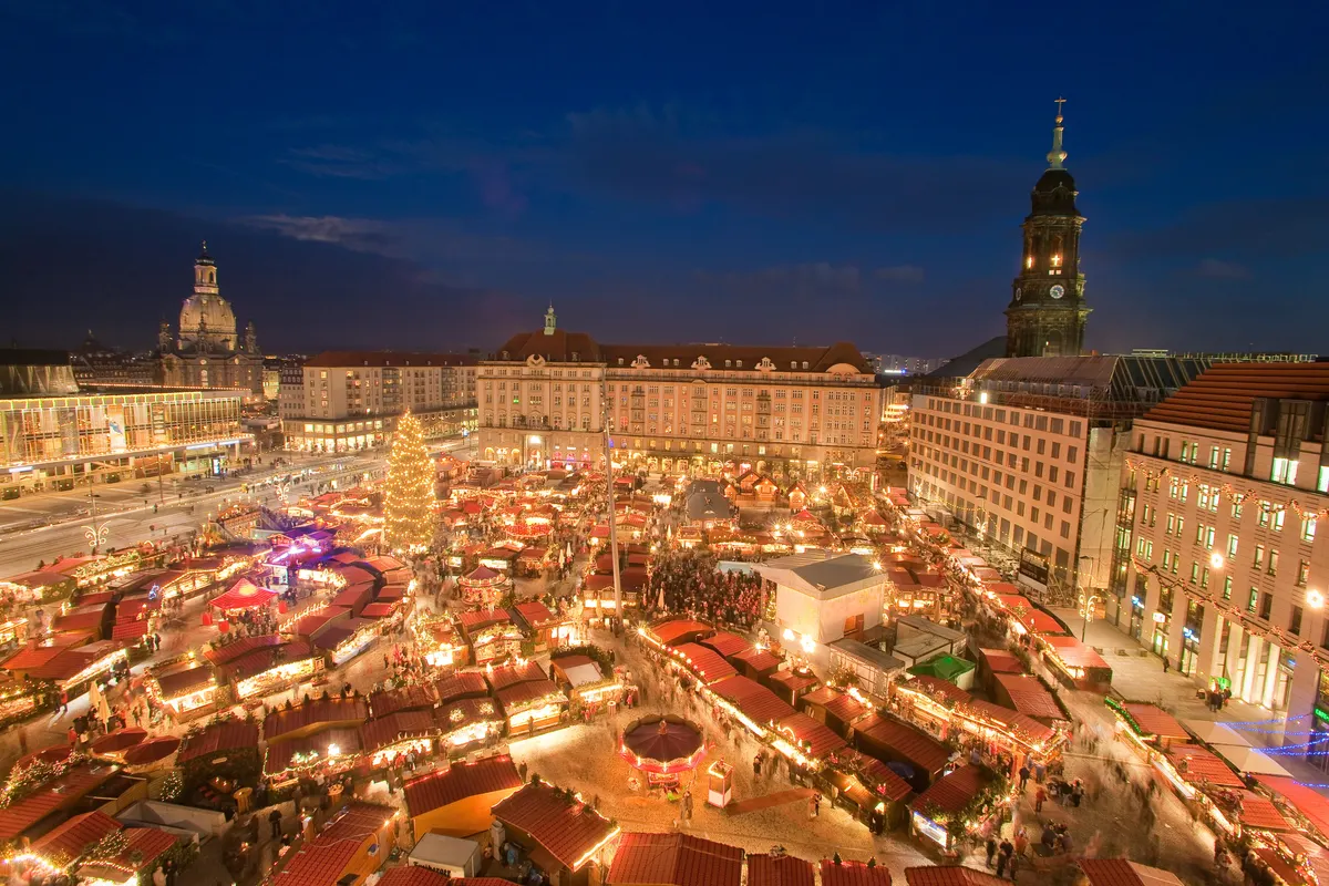 Dresdner Striezelmarkt auf dem Altmarkt aus der Vogelperspektive in der Abenddämmerung