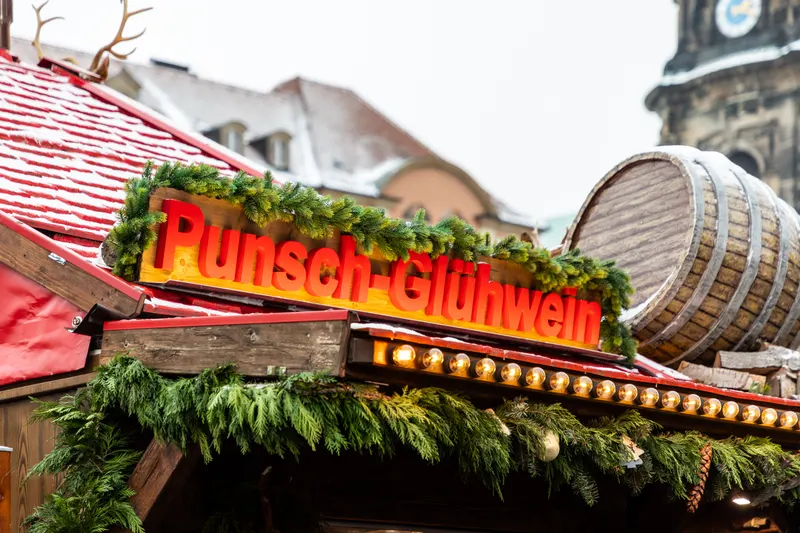 Punsch-Glühwein-Stand mit Tannengrün auf dem Striezelmarkt