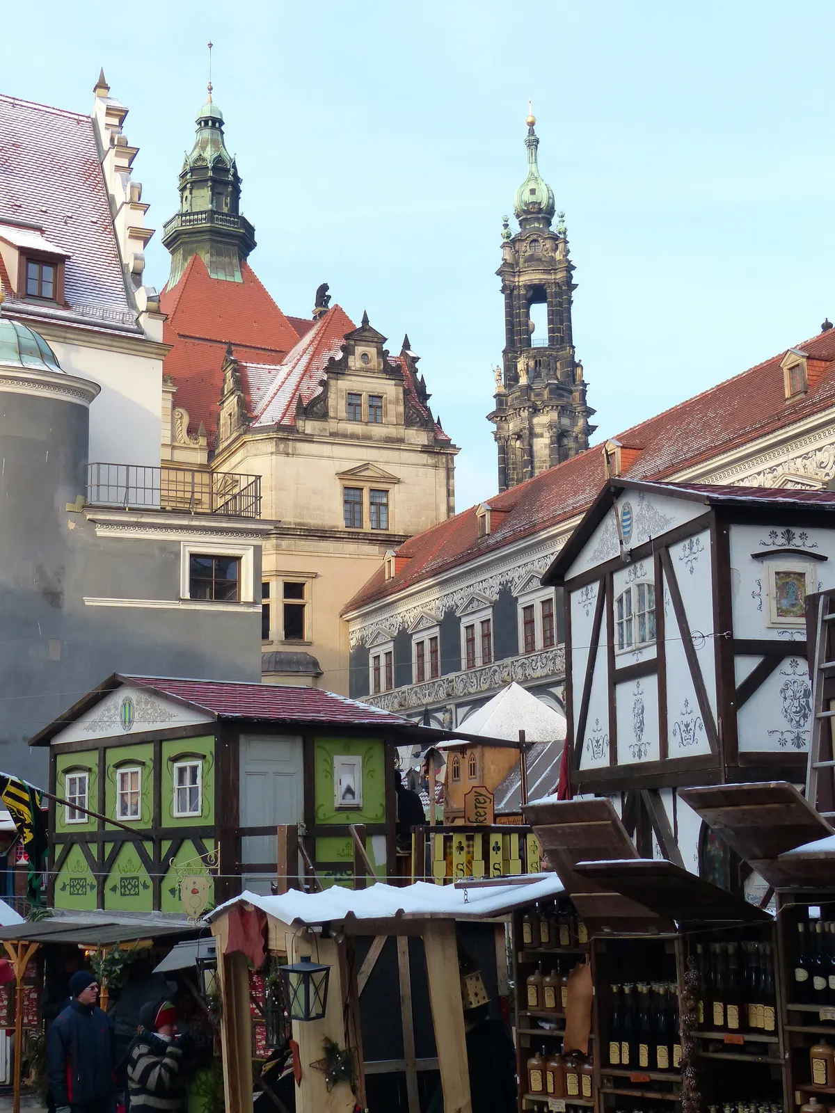 Mittelalterlicher Weihnachtsmarkt im Dresdner Stallhof mit bunten Fachwerkbuden