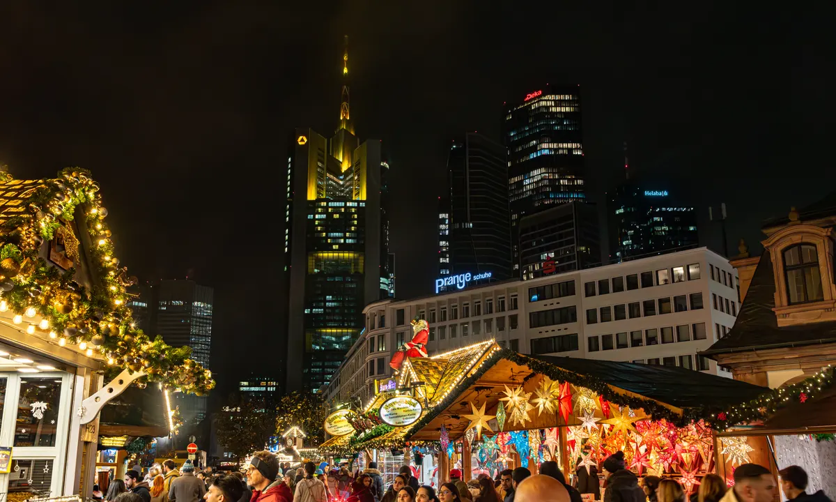 Weihnachtsmarkt an der Hauptwache in Frankfurt mit Bankentürmen im Hintergrund