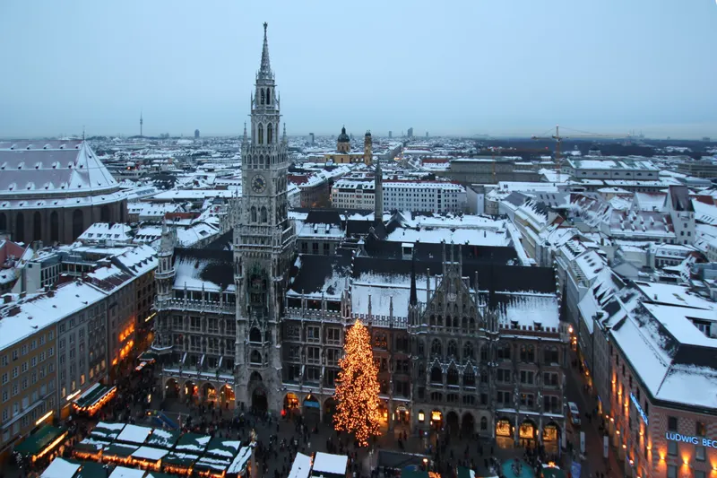 Blick vom Alten Peter auf den Münchner Christkindlmarkt und das verschneite Rathaus