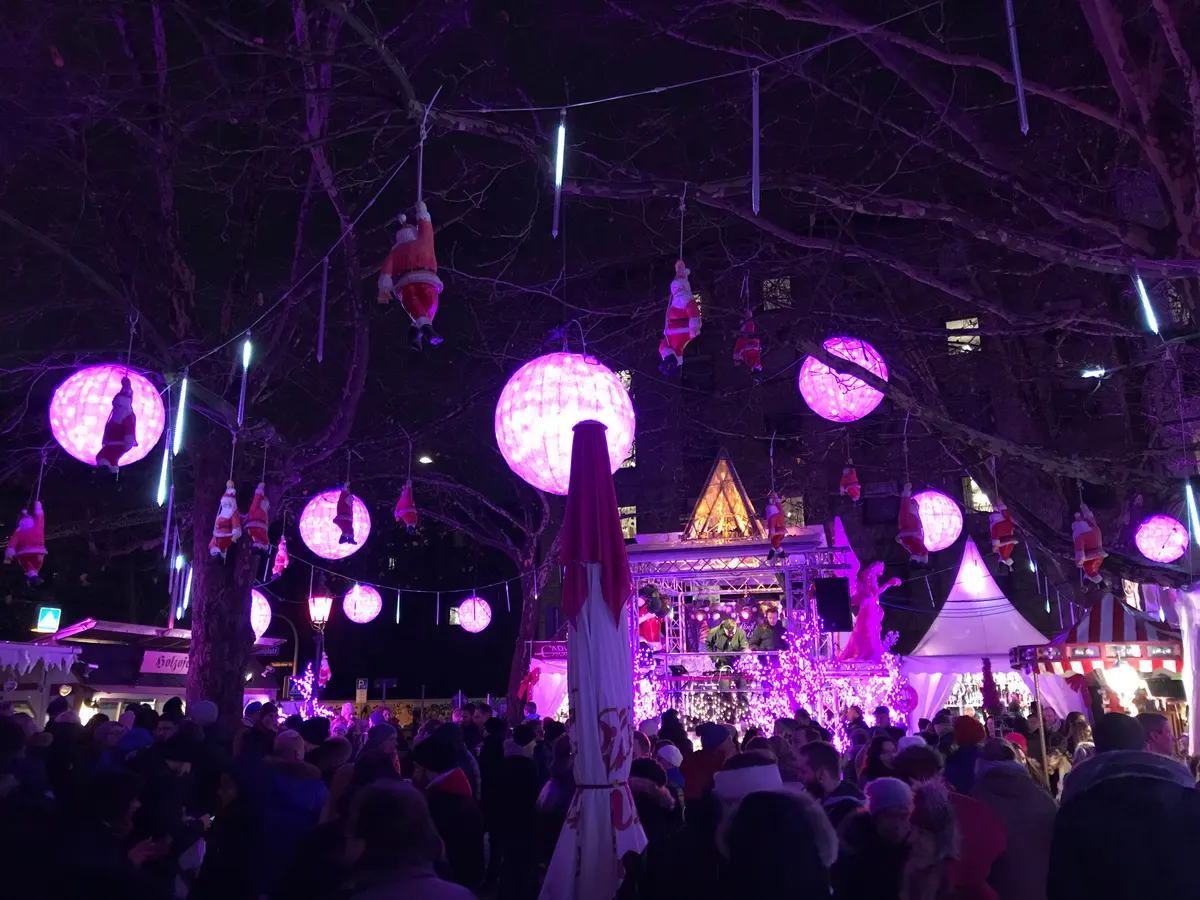Pink Christmas am Stephansplatz in München mit rosa beleuchteten Kugeln