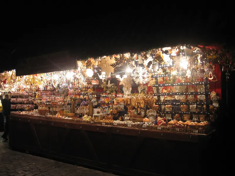 Festlich beleuchteter Verkaufsstand auf dem Nürnberger Christkindlesmarkt