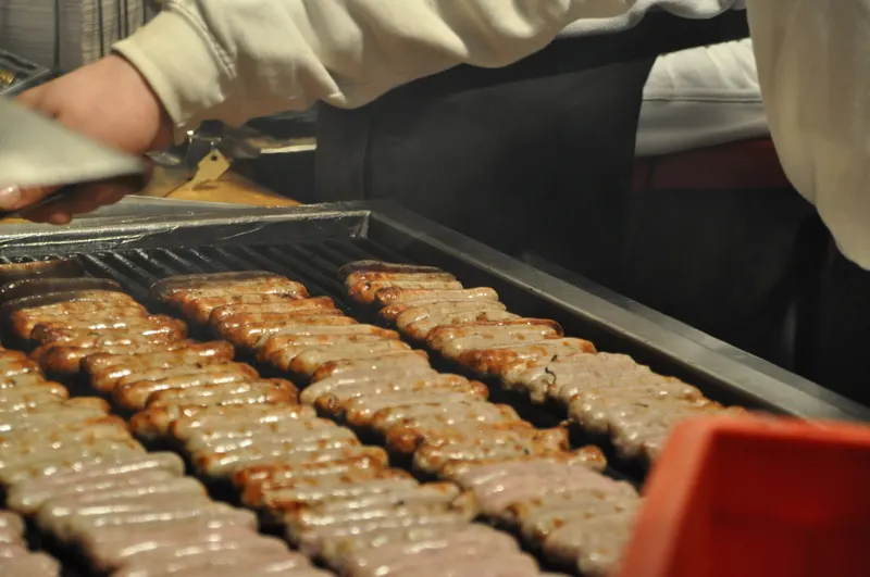 Nürnberger Rostbratwürste auf dem Grill des Christkindlesmarkts