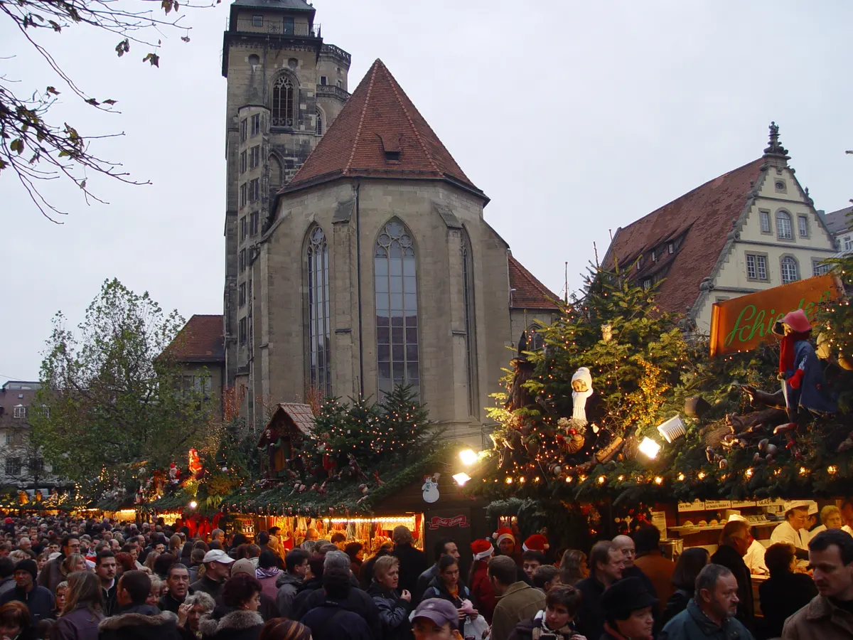 Dichtes Gedränge vor der Stiftskirche auf dem Stuttgarter Weihnachtsmarkt