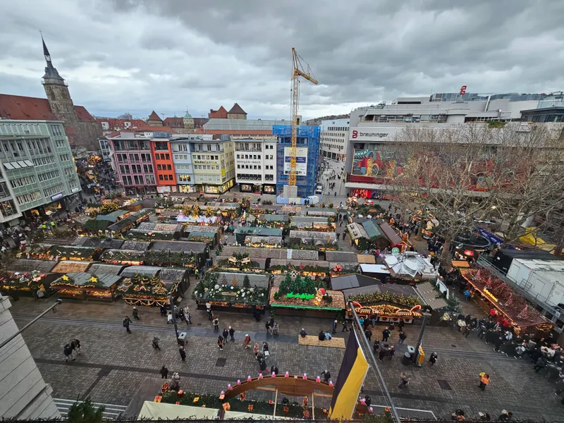 Stuttgarter Weihnachtsmarkt auf dem Marktplatz von oben