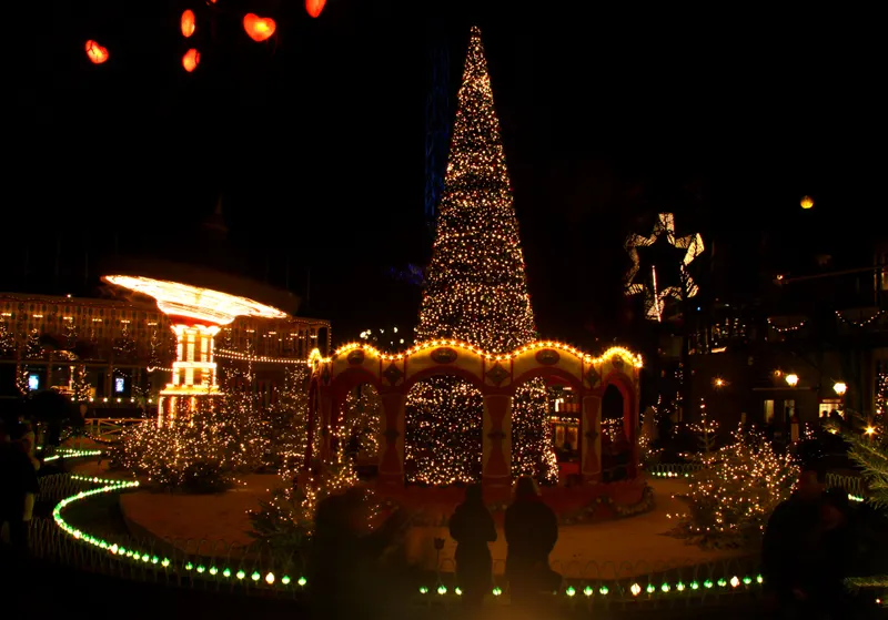 Tivolis juletræ og festligt oplyste pavilloner en decemberaften