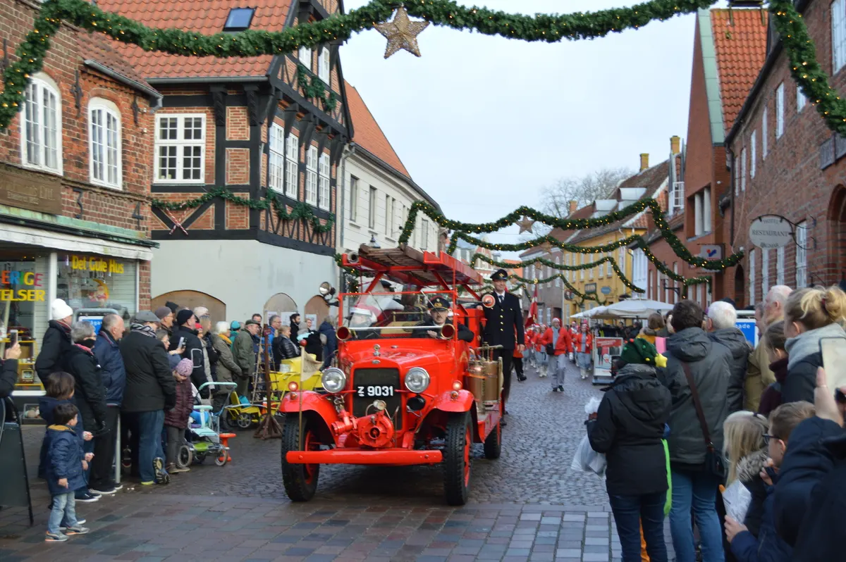 Julegader i Ribe med guirlander og en gammel brandbil i juleoptoget