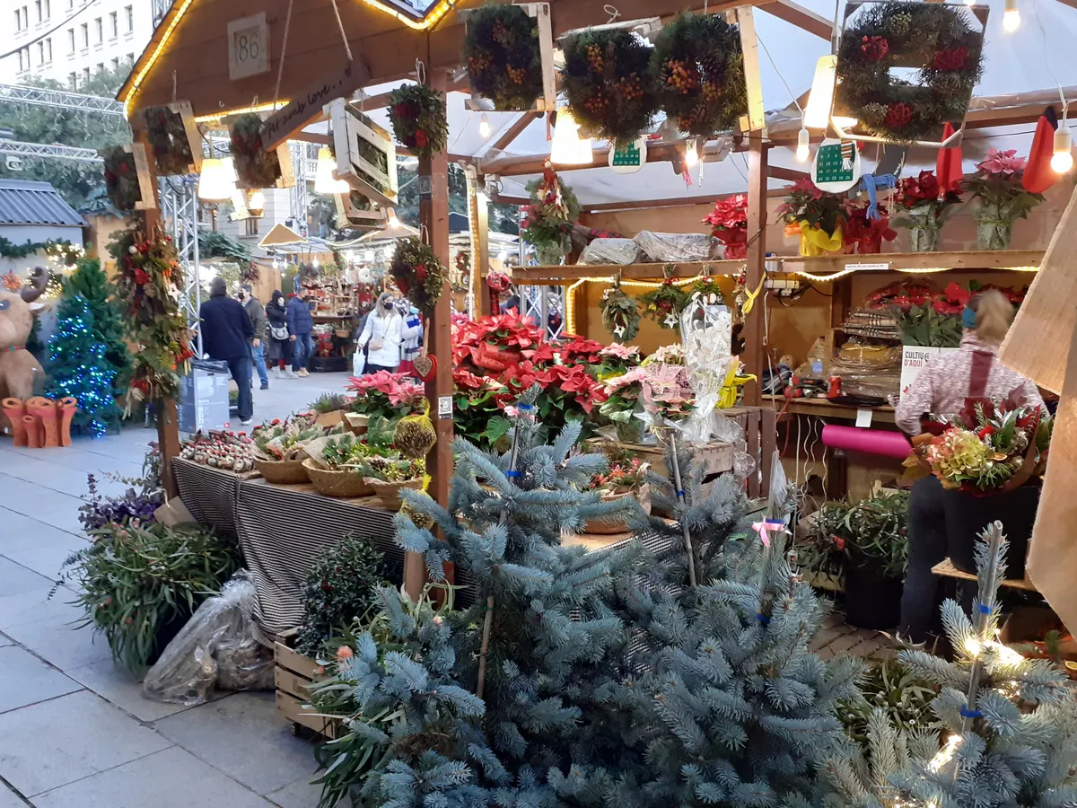Paradas de la Fira de Santa Llúcia de Barcelona con abetos y adornos