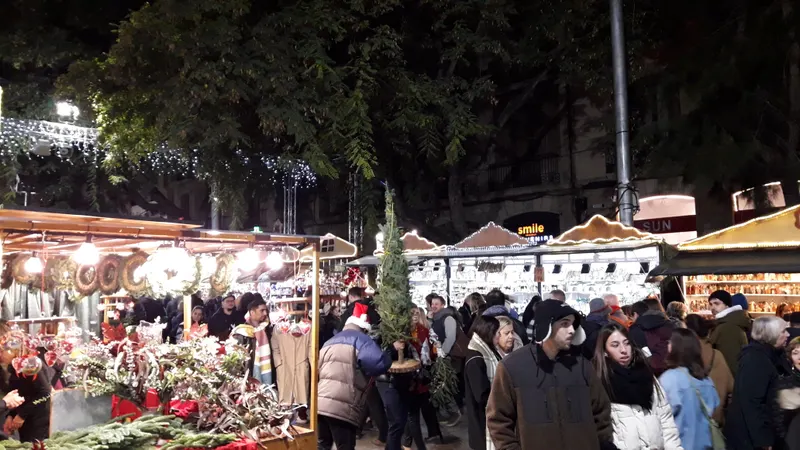 Visitantes entre las paradas de la Fira de Santa Llúcia por la tarde