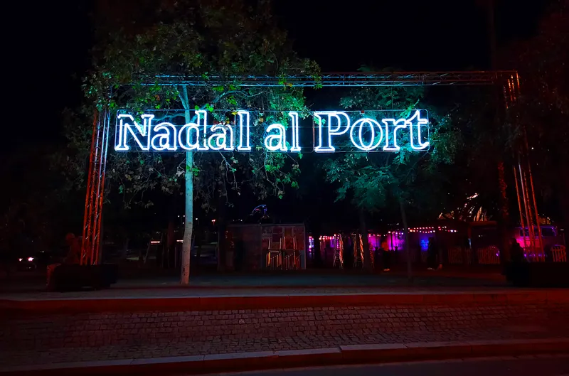 Cartel luminoso Nadal al Port en el Moll de la Fusta de Barcelona