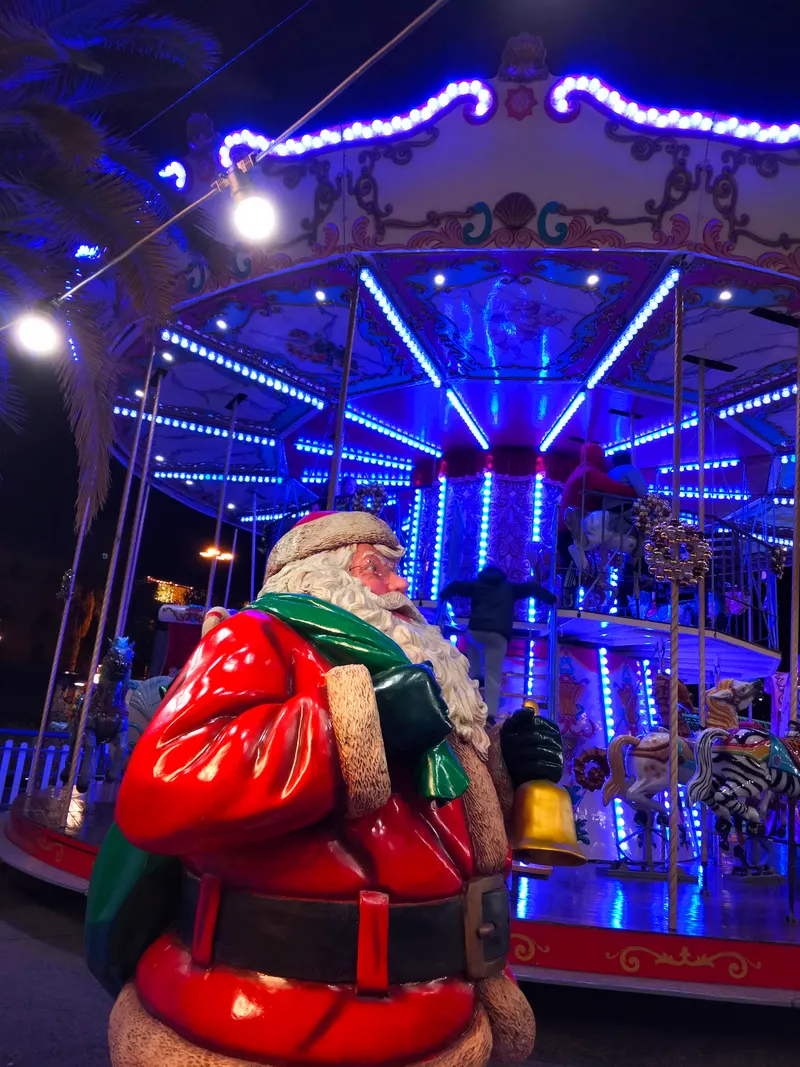 Tiovivo con Papá Noel en el mercado de Navidad del Port Vell de Barcelona