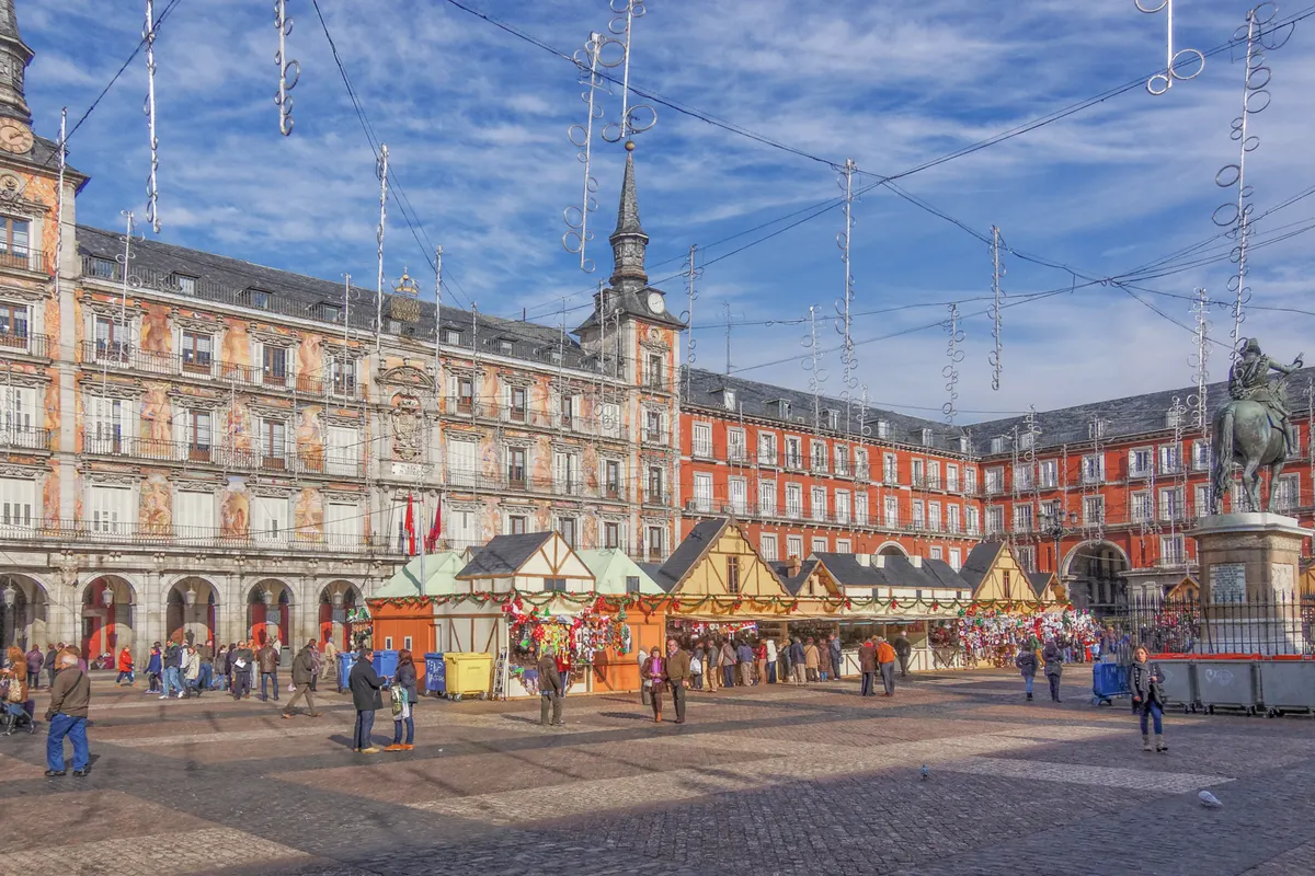 El mercado de Navidad de la Plaza Mayor de Madrid con la Casa de la Panadería al fondo