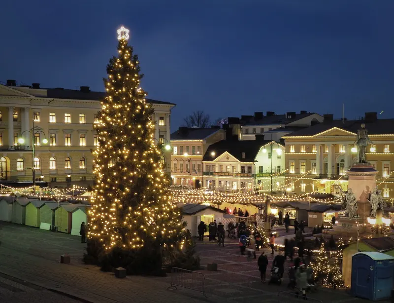 Valaistu joulukuusi Senaatintorilla Tuomaan markkinoiden aikaan