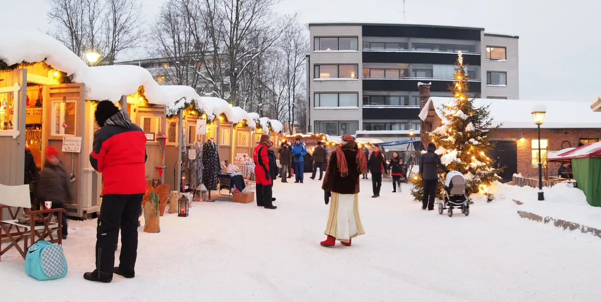 Lumiset joulumarkkinakojut ja valaistu kuusi Jyväskylän keskustassa