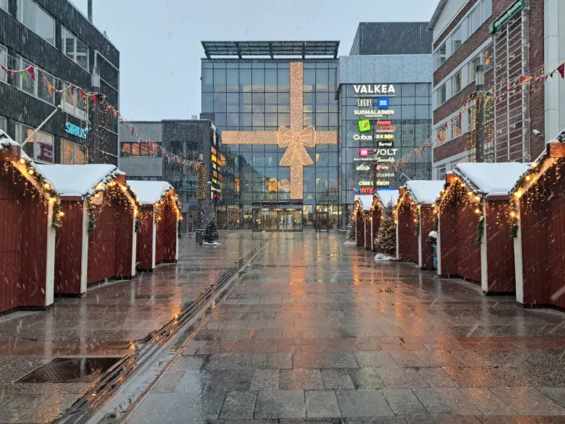 Lumikatot ja jouluvalot Oulun joulumarkkinoiden mökkirivissä