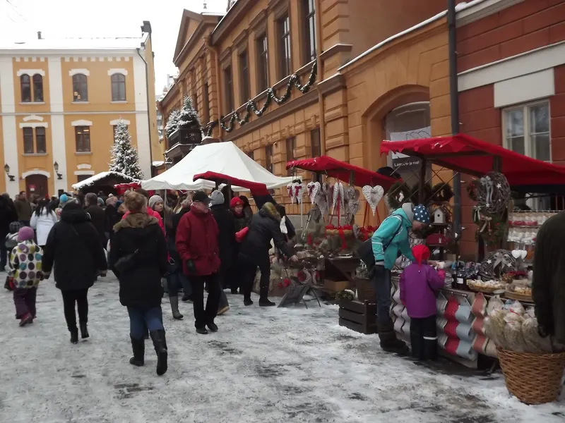 Käsityökojuja ja kävijöitä Vanhan Suurtorin joulumarkkinoilla Turussa