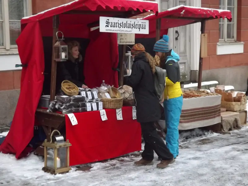 Saaristolaisleipää myyvä punainen kioski Turun Vanhan Suurtorin joulumarkkinoilla