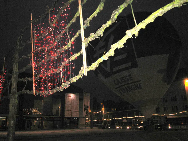 Guirlandes lumineuses et montgolfière lors des animations de Noël à Amiens