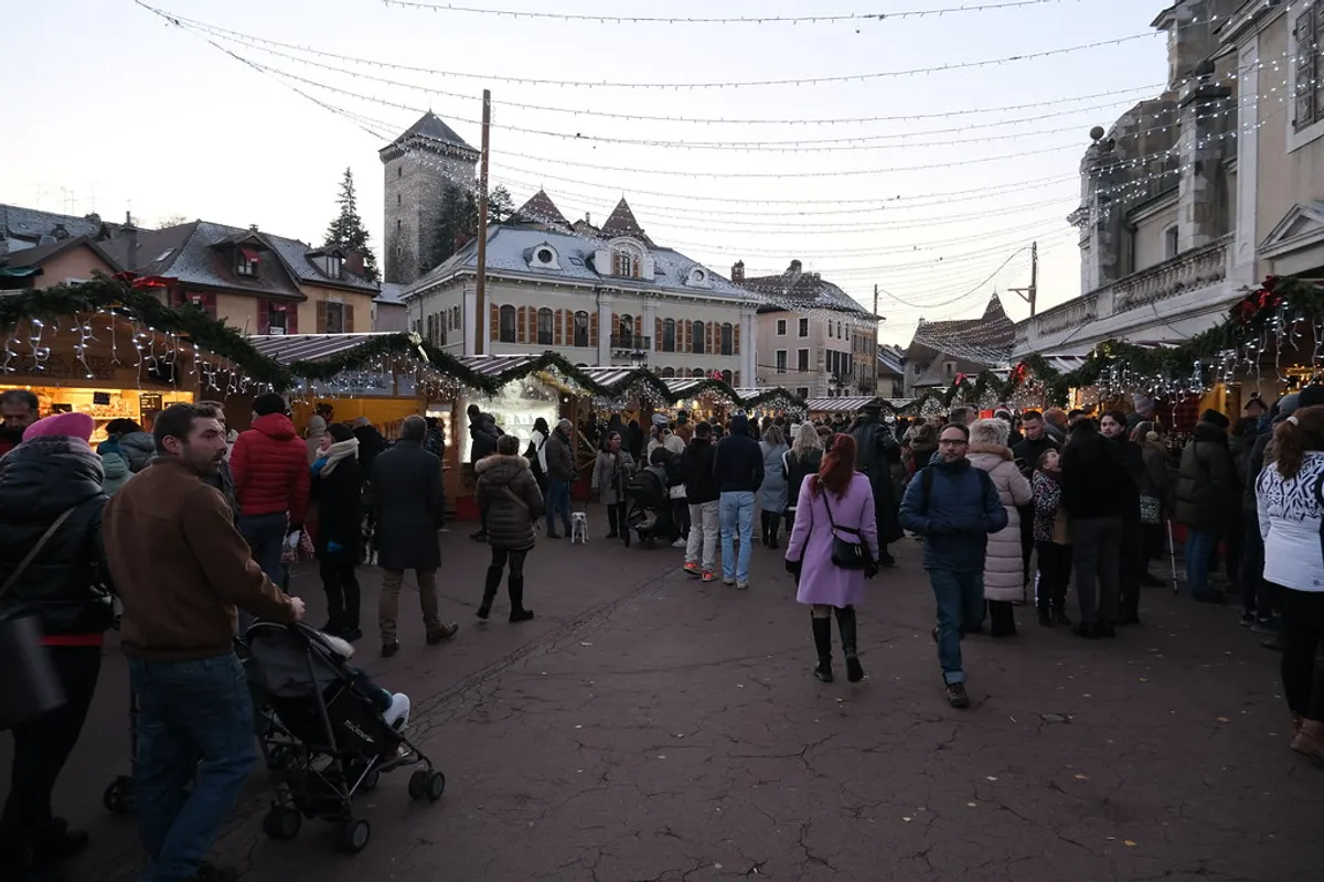 Chalets du marché de Noël dans la vieille ville d'Annecy