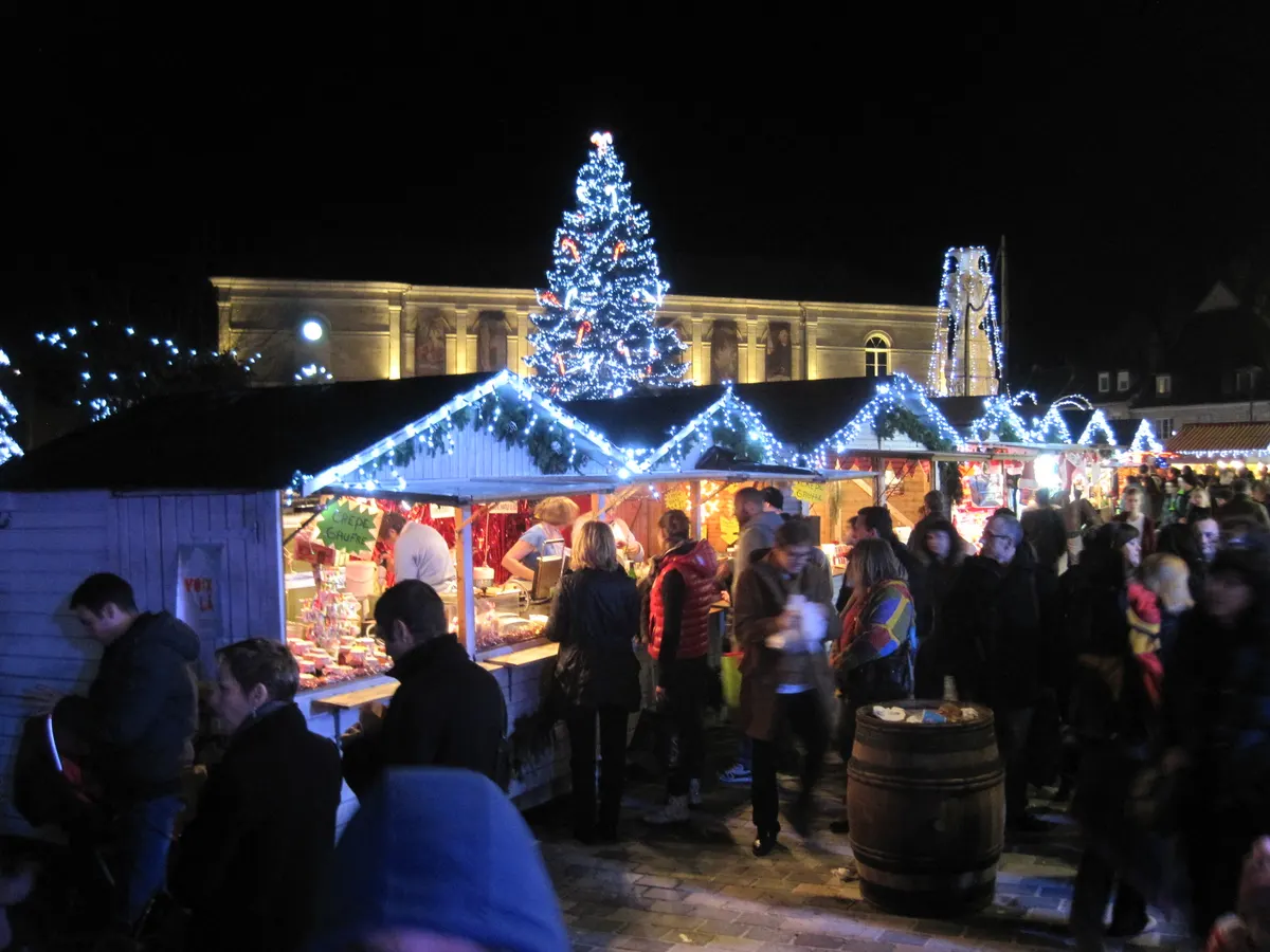 Grande roue illuminée au marché de Noël de Besançon