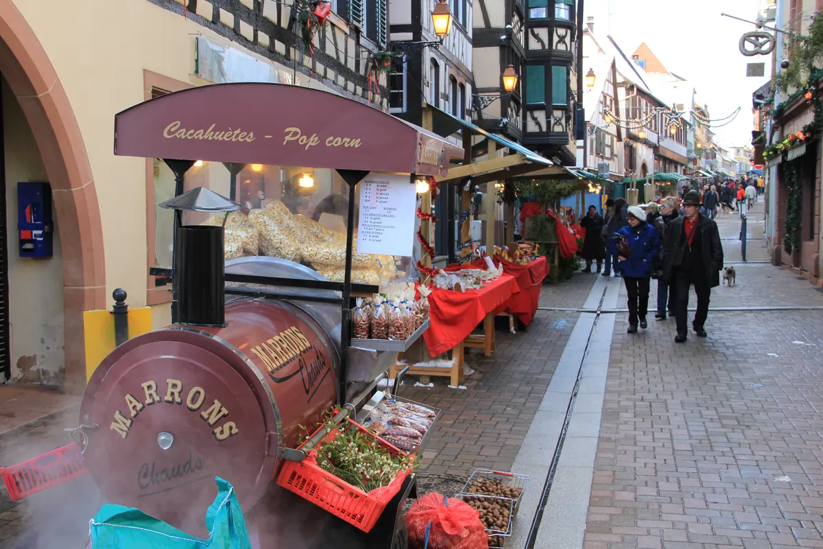 Stand de marrons chauds et de pop-corn dans une rue de Bouxwiller pendant le marché de Noël