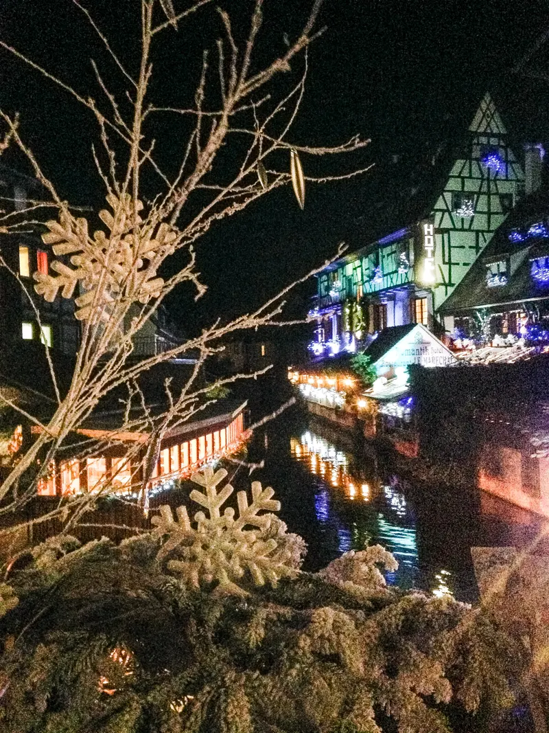 La Petite Venise de Colmar illuminée la nuit à Noël