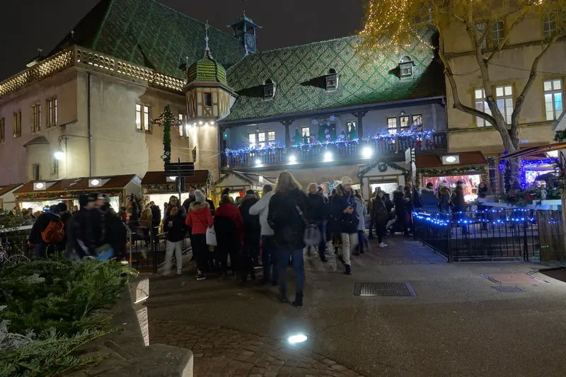 Chalets devant le Koïfhus, place de l'Ancienne-Douane, Colmar