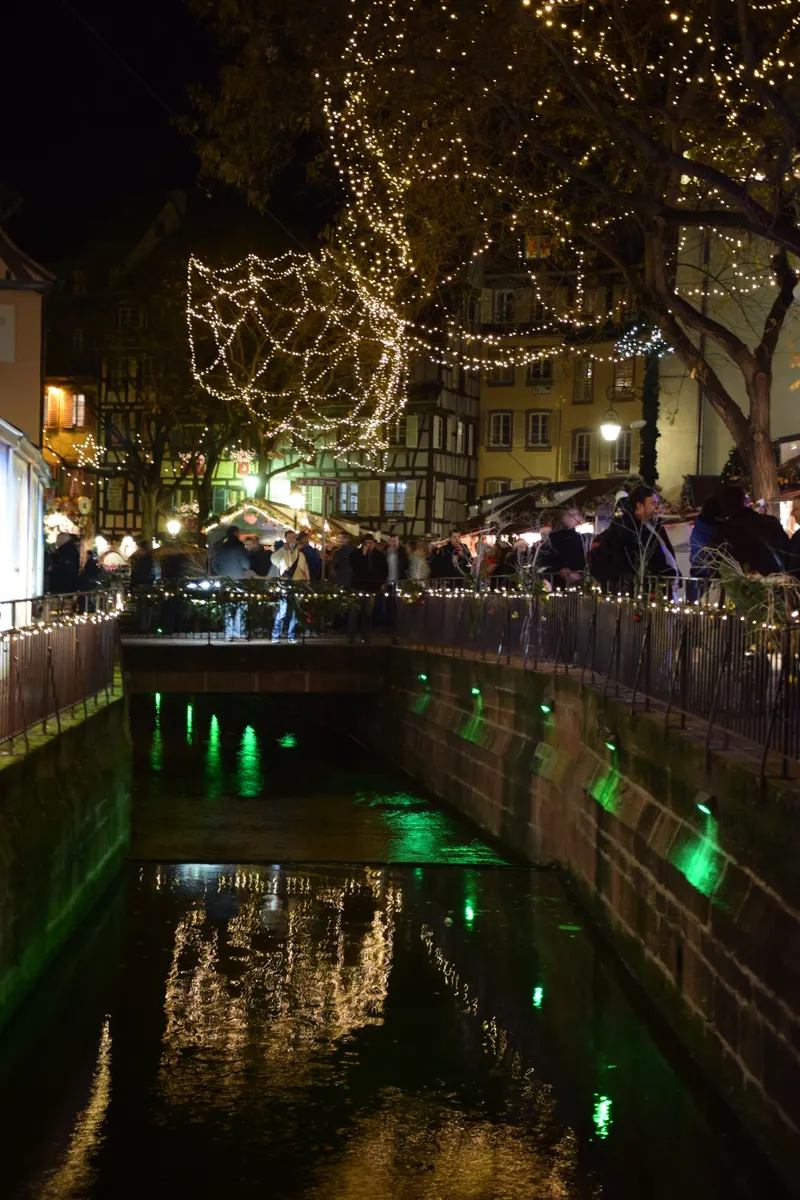 Marché de Noël de Colmar au crépuscule avec ses chalets illuminés