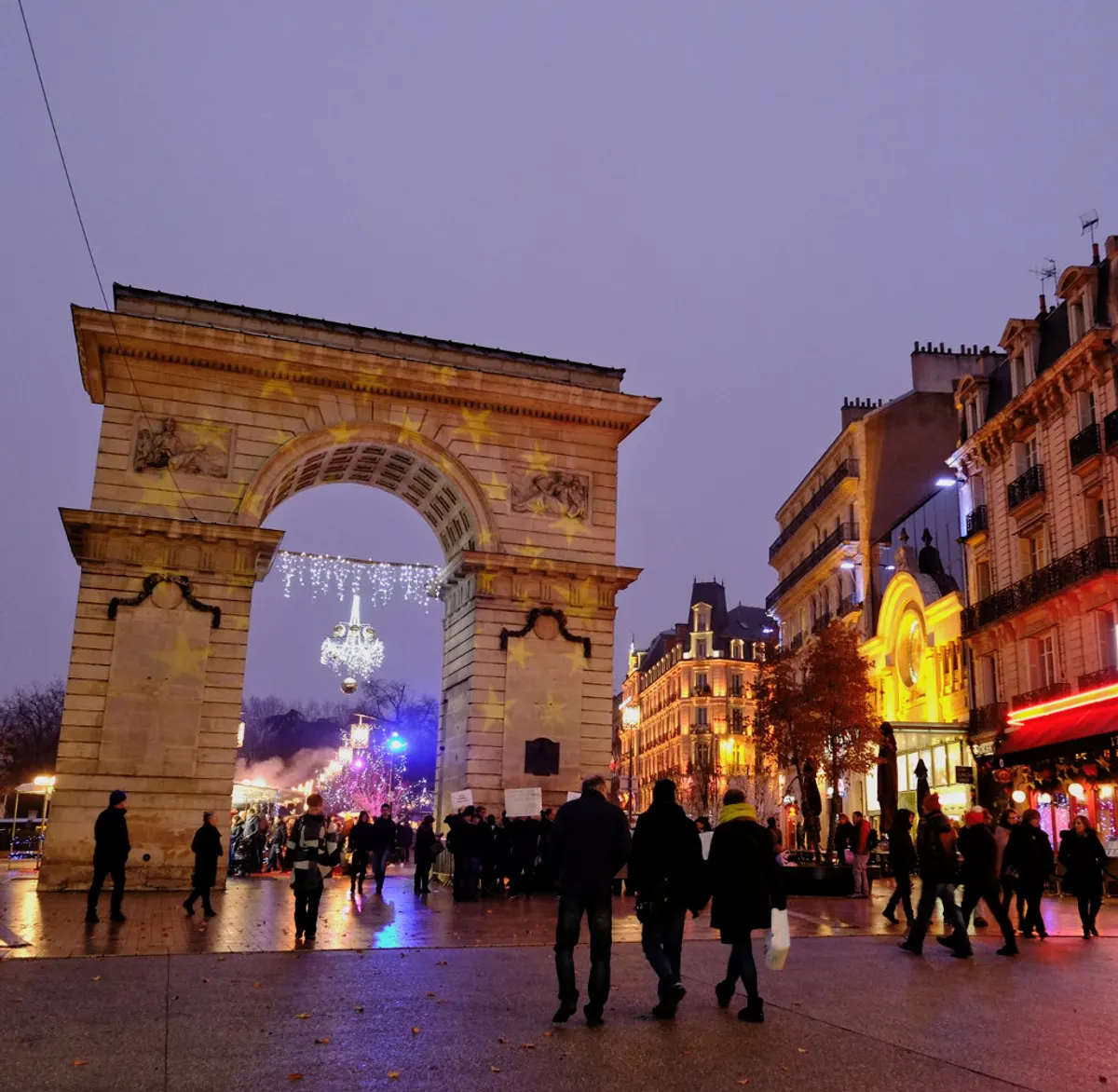 Porte Guillaume à Dijon au crépuscule pendant les fêtes de Noël