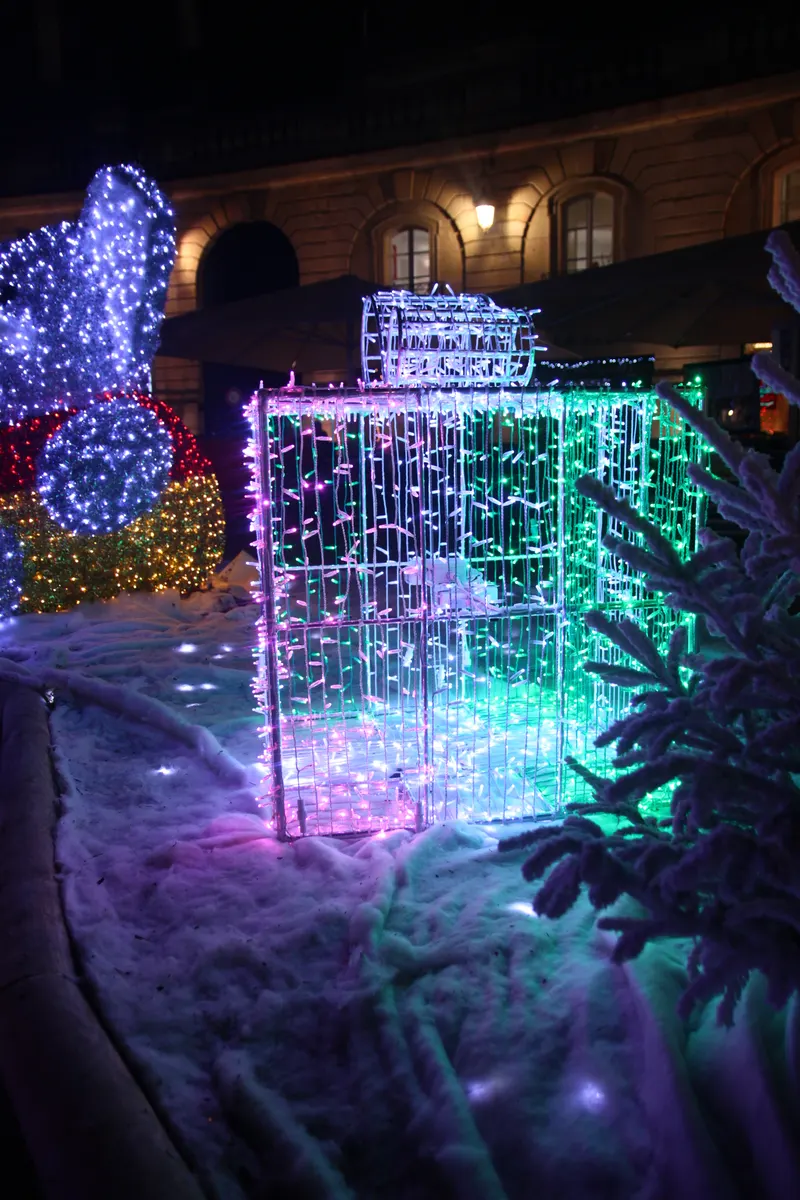 Décor lumineux multicolore dans la neige artificielle à Dijon à Noël