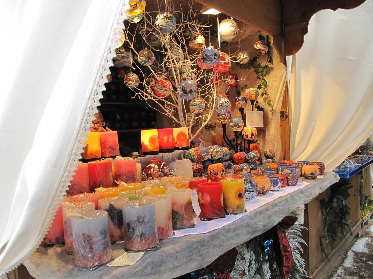 Étal de bougies et de décorations au marché de Noël de Kaysersberg
