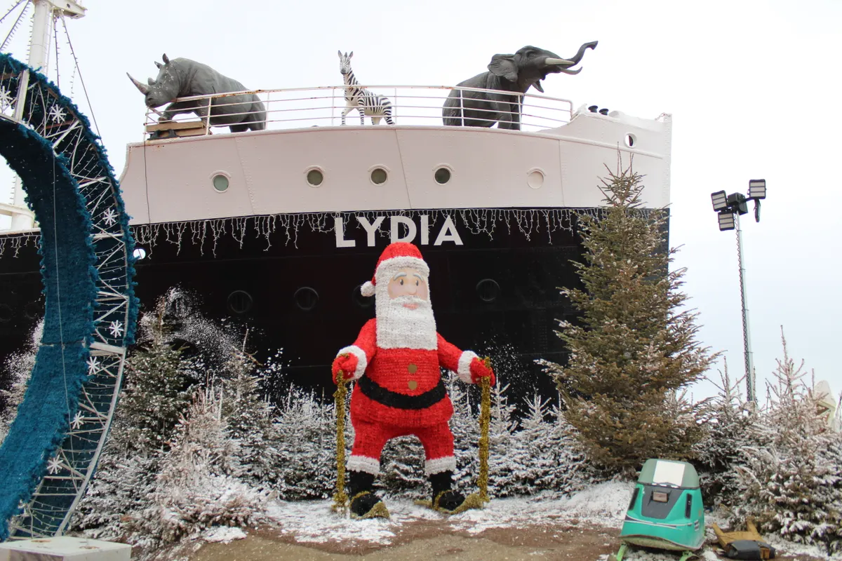 Père Noël en ski devant le paquebot Lydia au Village de Noël du Barcarès