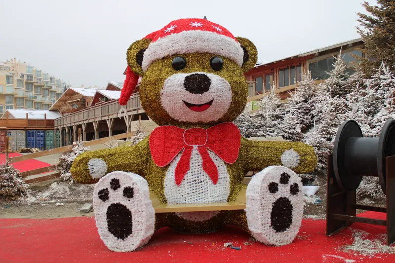 Ours en peluche géant lumineux avec bonnet de Noël au Village de Noël du Barcarès