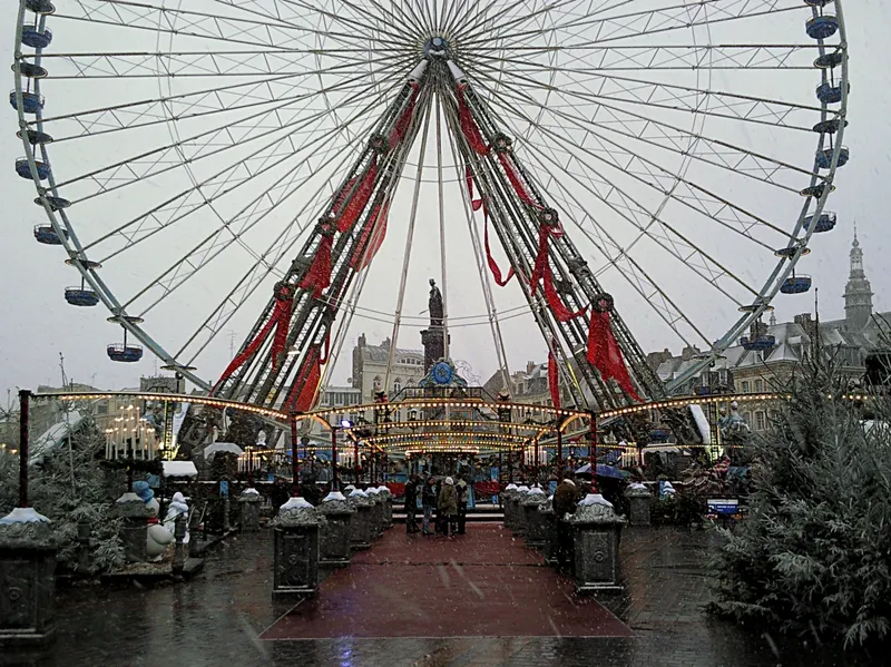 Grande roue de Lille au-dessus des allées du marché de Noël