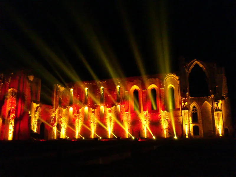 Faisceaux lumineux sur les ruines de l'abbaye de Maillezais pendant le marché de Noël