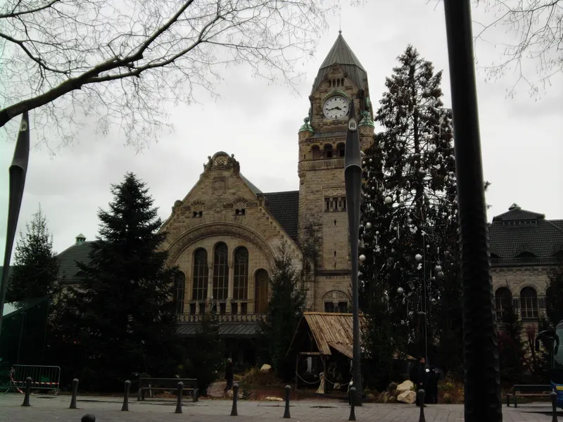 Gare de Metz avec sapins de Noël et marché de Noël