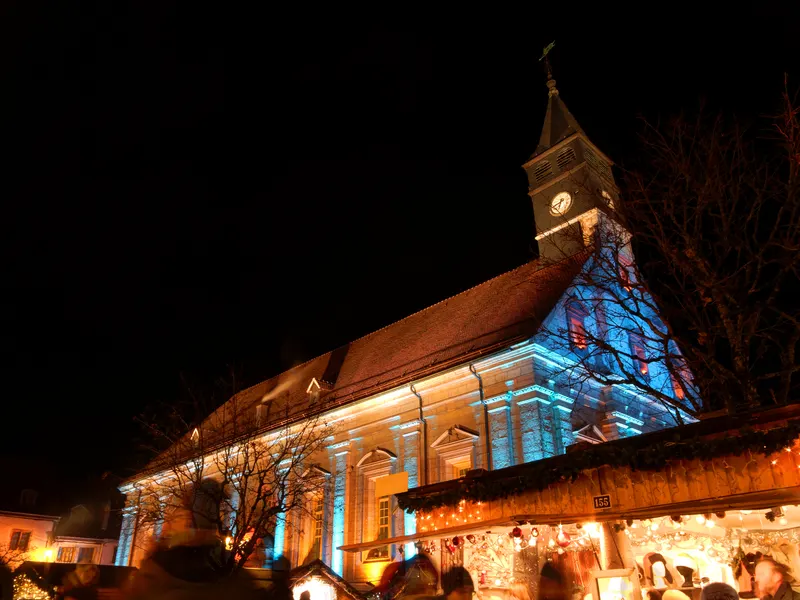Fontaine de lumière et chalets du marché de Noël de Montbéliard de nuit