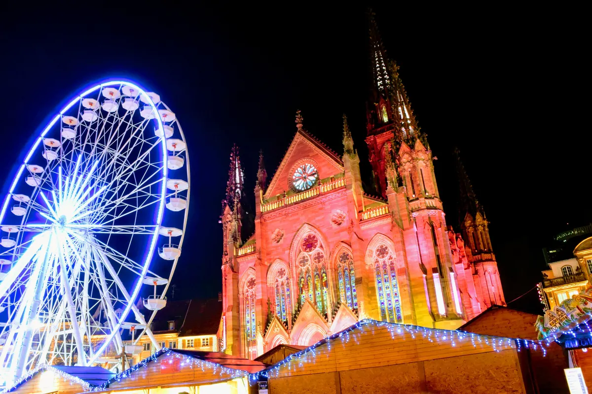 Manège et façades illuminées de la place de la Réunion au marché de Noël de Mulhouse